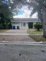 5550 Lakewood Cir S in Margate, FL - Building Photo
