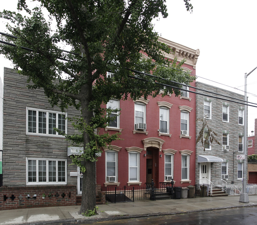 174 Frost St in Brooklyn, NY - Foto de edificio