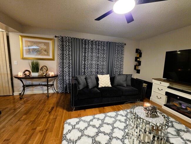 12504 SE Stark St, Unit Andrea Terrace Condo in Portland, OR - Building Photo - Building Photo