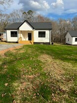 145 Highland Hills Dr in Campobello, SC - Building Photo