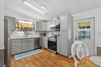 732 Royal Palm Ave in Lady Lake, FL - Building Photo - Building Photo