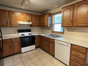 1380 Cardinal Ln in Green Bay, WI - Foto de edificio - Building Photo