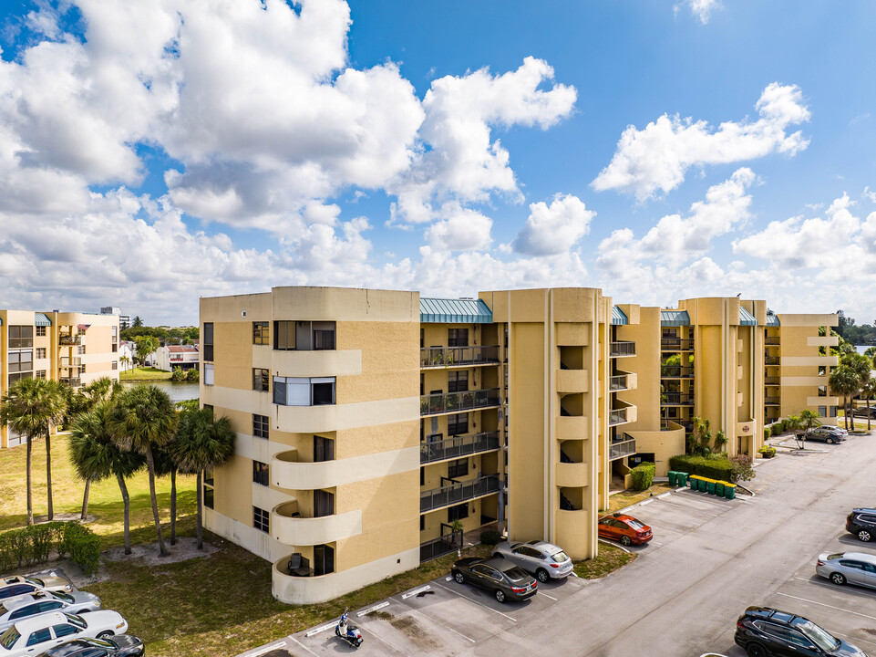 The Isles of Inverrary in Lauderhill, FL - Building Photo