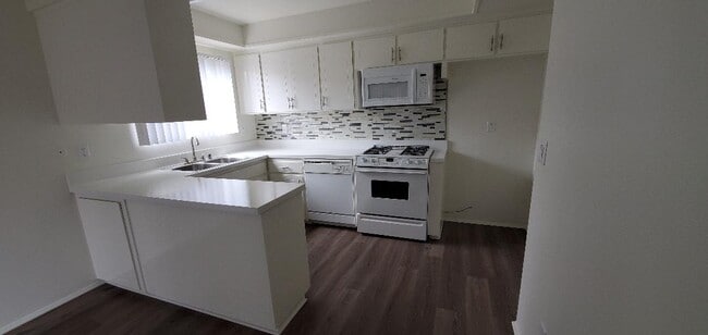 14271 Browning Ave, Unit 39 in Tustin, CA - Foto de edificio - Building Photo