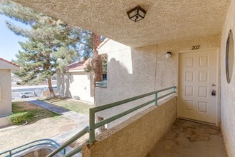 830 N Sloan Ln in Las Vegas, NV - Building Photo - Building Photo