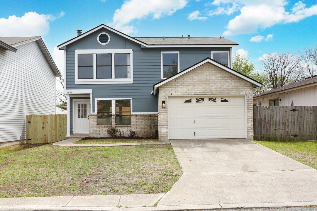 6870 Flaming Ridge Dr in Converse, TX - Building Photo