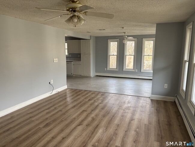 2105 Reservoir Ave in Trumbull, CT - Building Photo - Building Photo