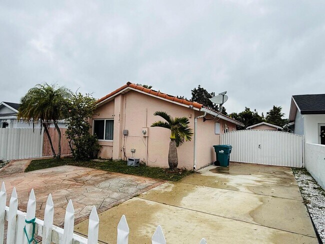 19721 SW 122nd Pl in Miami, FL - Building Photo - Building Photo