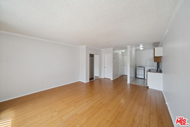 6827 Leland Way in Los Angeles, CA - Building Photo - Building Photo