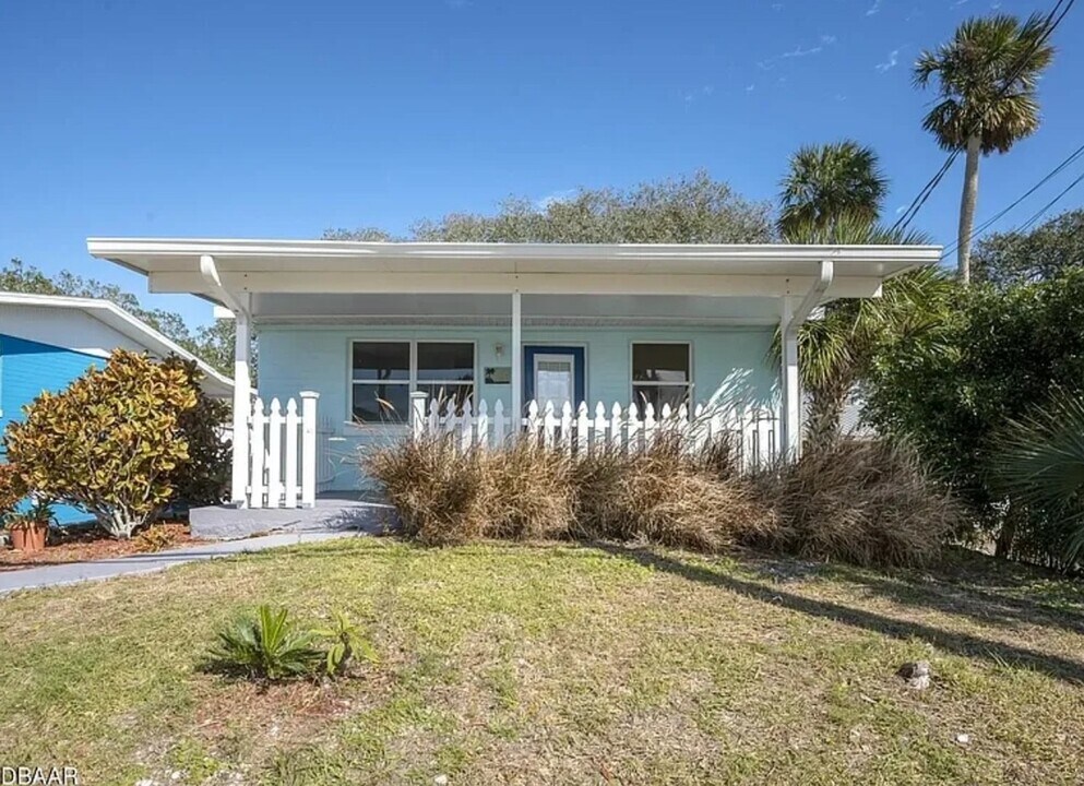 3047 S Peninsula Dr in Daytona Beach, FL - Building Photo