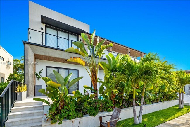 2050 S Hibiscus Dr in North Miami, FL - Building Photo - Building Photo
