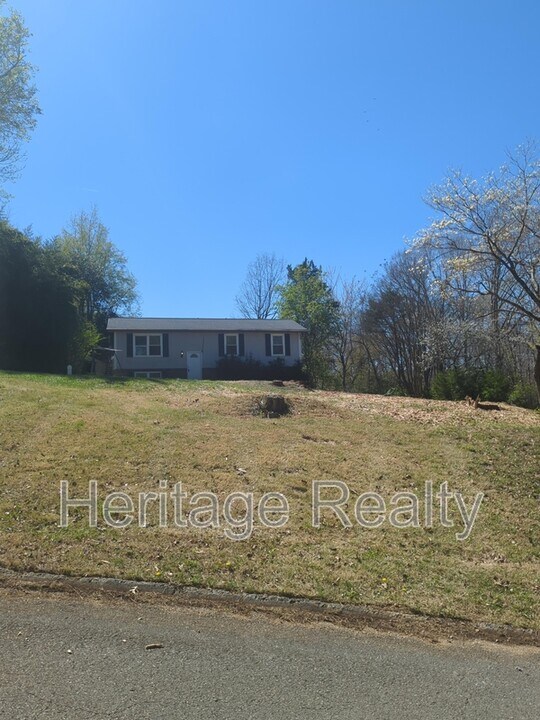 1304 E Woodshire Dr in Knoxville, TN - Building Photo