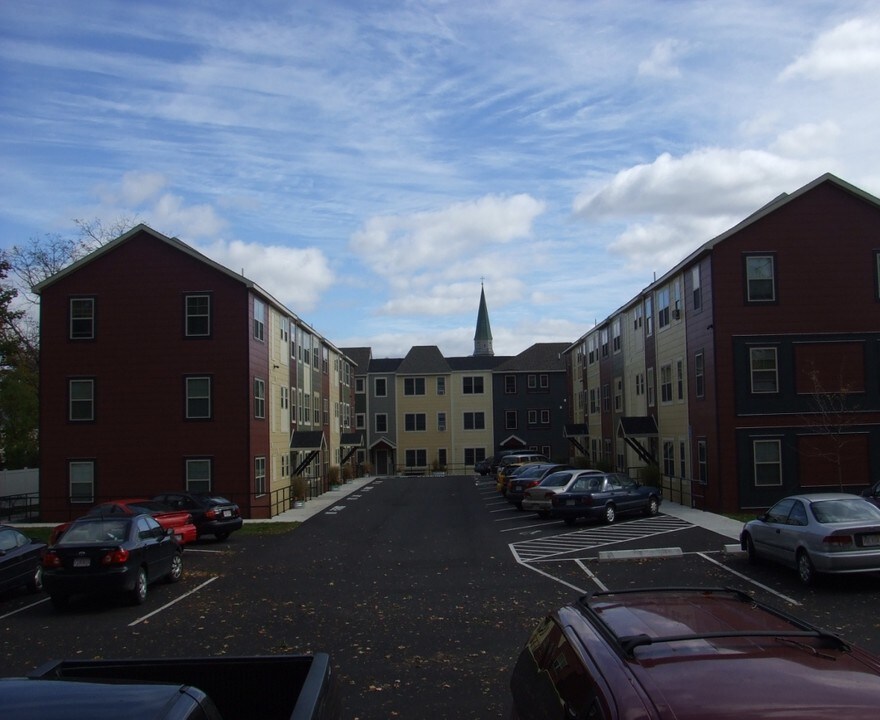 New Amsterdam in Pittsfield, MA - Foto de edificio