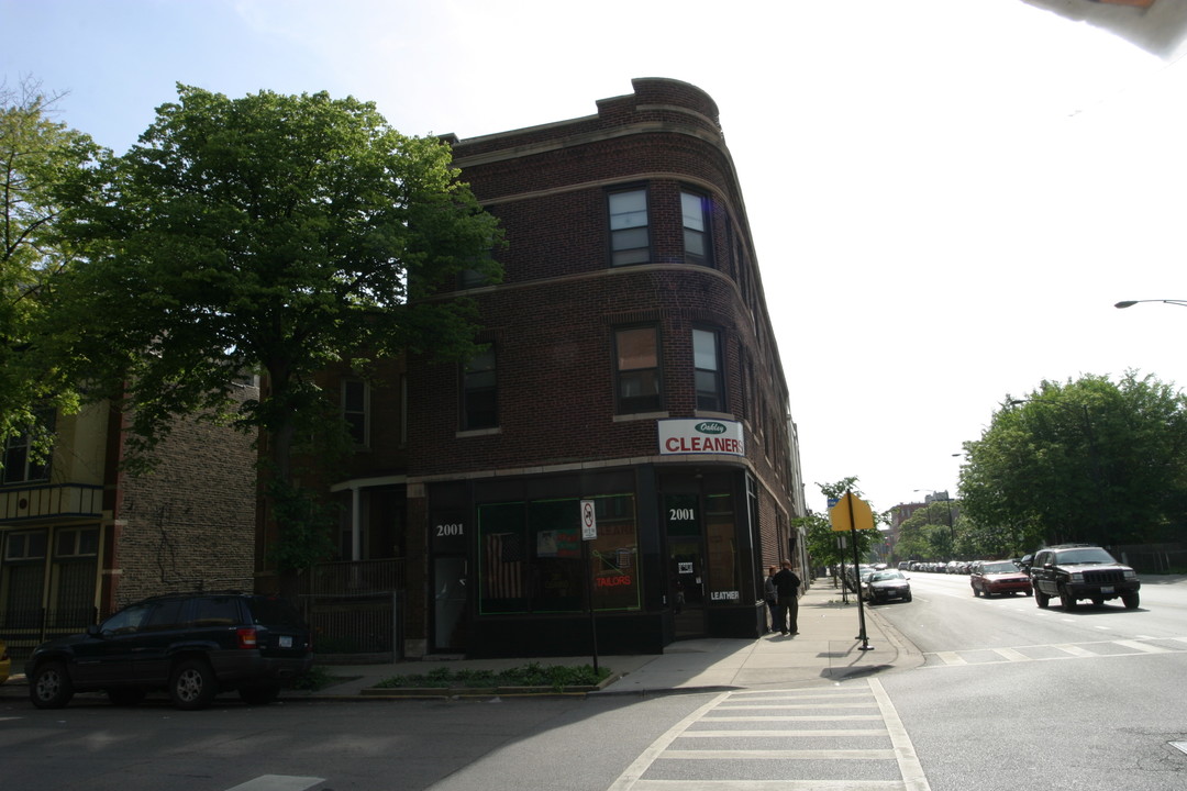 2001 N Oakley Ave in Chicago, IL - Building Photo