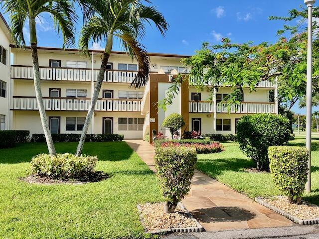 222 Mansfield F in Boca Raton, FL - Foto de edificio