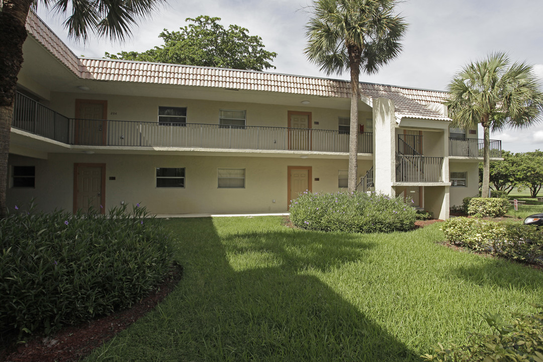 Villa Nova Apartments in Davie, FL - Building Photo