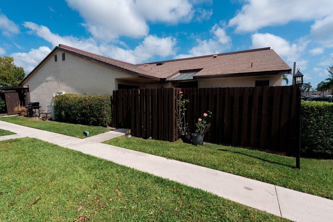 3504 Waterview Cir in Palm Springs, FL - Building Photo