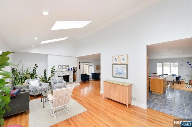 16 Gurney Terrace in Fair Lawn, NJ - Building Photo - Building Photo