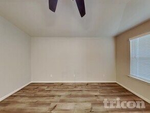 13618 Paxton Blvd in Saint Hedwig, TX - Foto de edificio - Building Photo