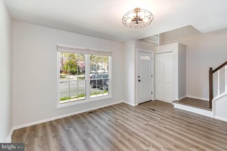 5737 Evergreen Knoll Ct in Alexandria, VA - Foto de edificio - Building Photo
