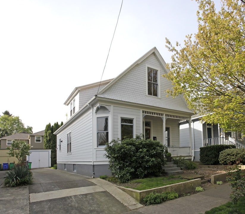 2558 NW Thurman St in Portland, OR - Building Photo