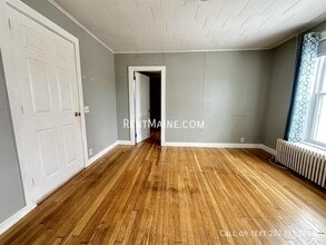 1084 School St, Unit 1 in Veazie, ME - Foto de edificio - Building Photo