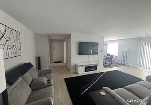 136 Deer Hill Ave in Danbury, CT - Building Photo