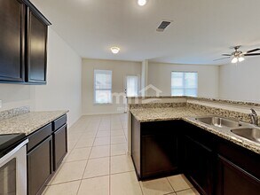 7822 Creekshore Cove in San Antonio, TX - Building Photo - Building Photo