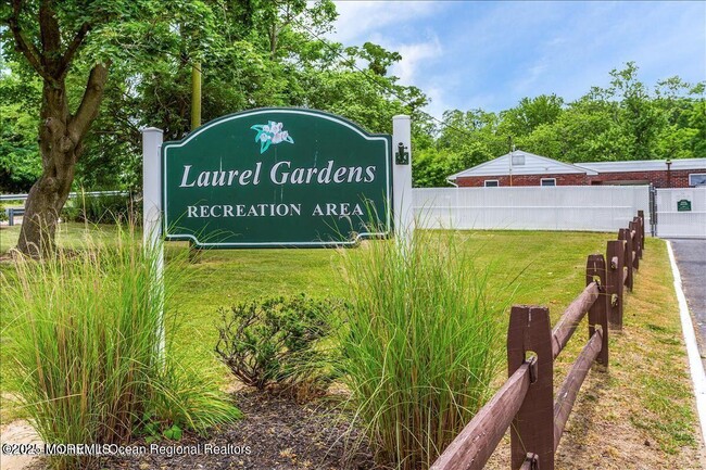 property at 10 Laurel Pl