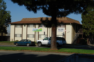 Holiday Manor Apartments in Hayward, CA - Building Photo - Building Photo