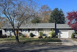 12 Colwick Dr in Somers Point, NJ - Building Photo