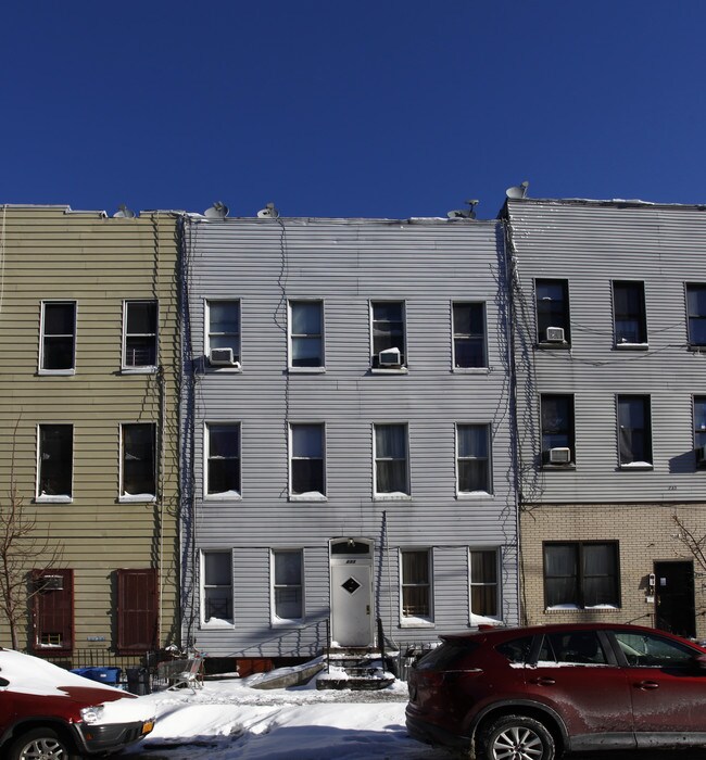 233 Irving Ave in Brooklyn, NY - Building Photo - Building Photo