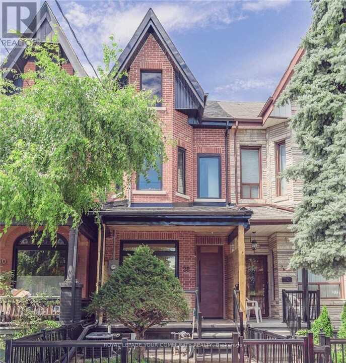 38 Ulster St in Toronto, ON - Building Photo