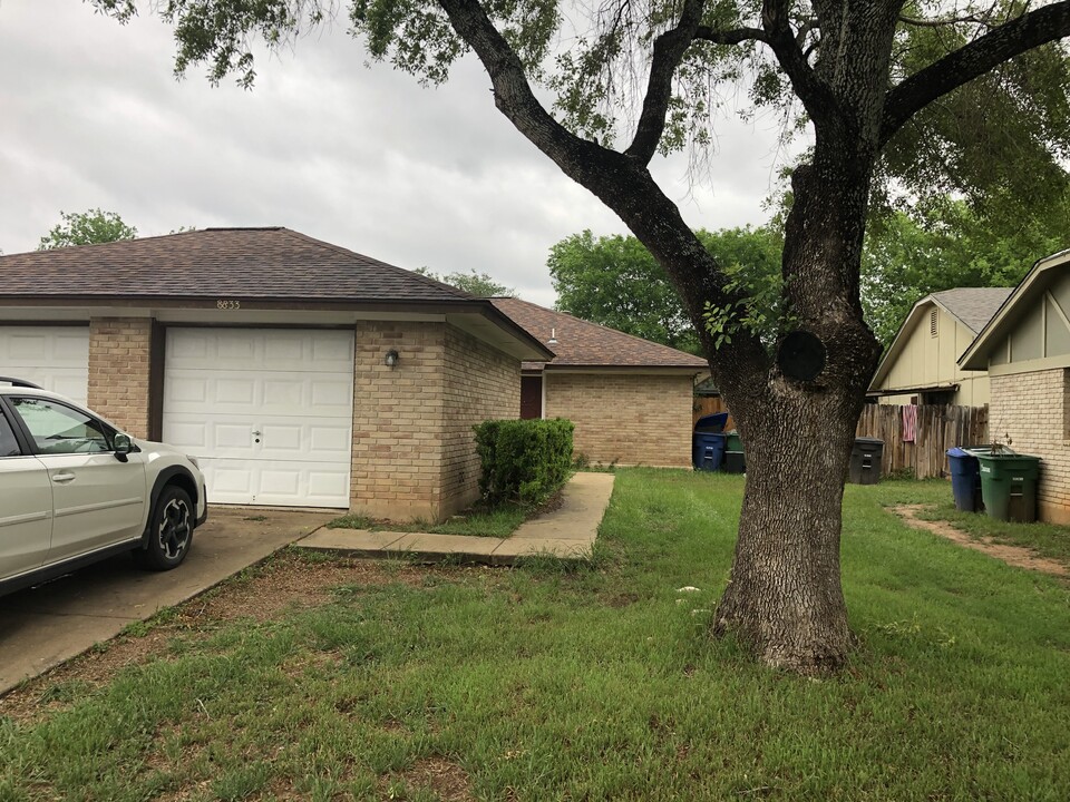 8833 Meadow Range St in San Antonio, TX - Building Photo