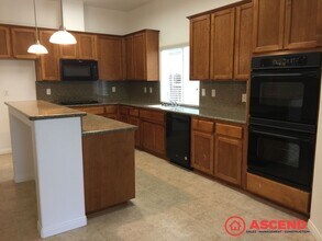 11012 Dawson Falls Ave in Bakersfield, CA - Building Photo - Building Photo