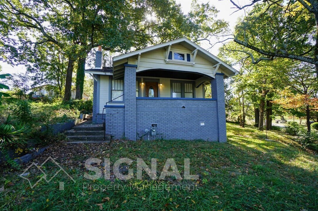 7801 6th Ave S in Birmingham, AL - Building Photo