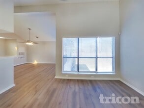 1727 San Francisco St, Unit 205 in Carrollton, TX - Foto de edificio - Building Photo