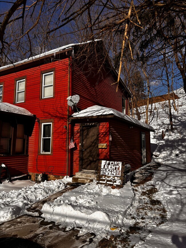 3805 Greensprings Ave in West Mifflin, PA - Foto de edificio - Building Photo