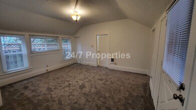 5504 SE Center St-Unit -H in Portland, OR - Building Photo - Building Photo