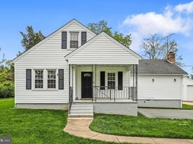 8313 Rolling Rd in Manassas, VA - Building Photo