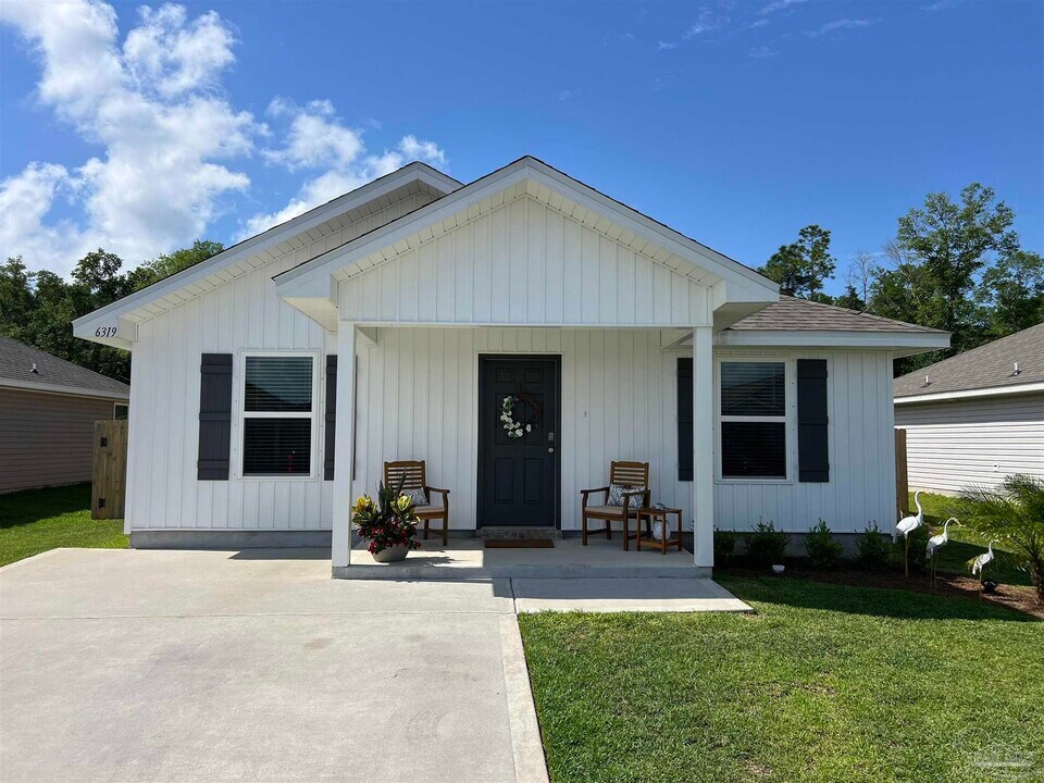 6319 June Bug Dr in Milton, FL - Foto de edificio