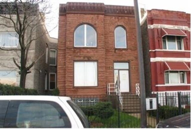 property at 2717 W Congress Pkwy