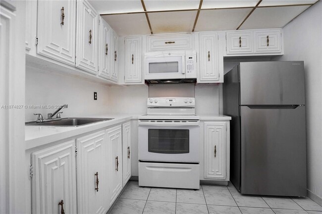 7925 Carlyle Ave in Miami Beach, FL - Building Photo - Building Photo
