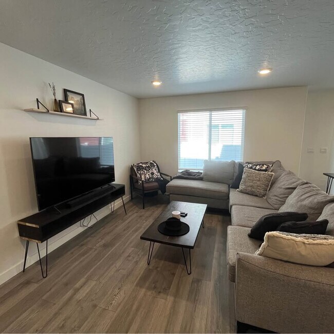 368 N Passage Ct, Unit Upstairs Large Room in Saratoga Springs, UT - Building Photo - Building Photo