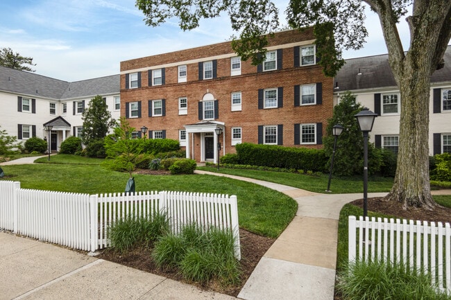 The Commons Of Arlington in Arlington, VA - Building Photo - Building Photo