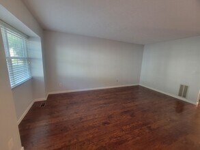 8173 Newark Ave in Westerville, OH - Foto de edificio - Building Photo