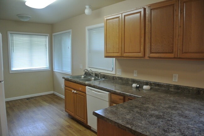 1040 W Central Ave in Minot, ND - Building Photo - Building Photo