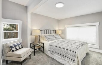 44 NE Lombard St in Portland, OR - Foto de edificio - Building Photo