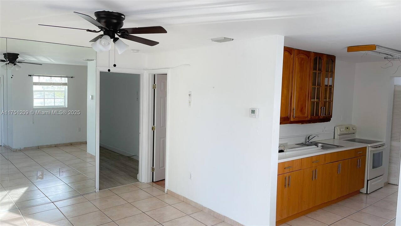 930 E 13th St-Unit -Upstairs in Hialeah, FL - Building Photo