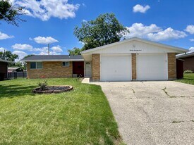 1377 S Maple Ave in Fairborn, OH - Building Photo